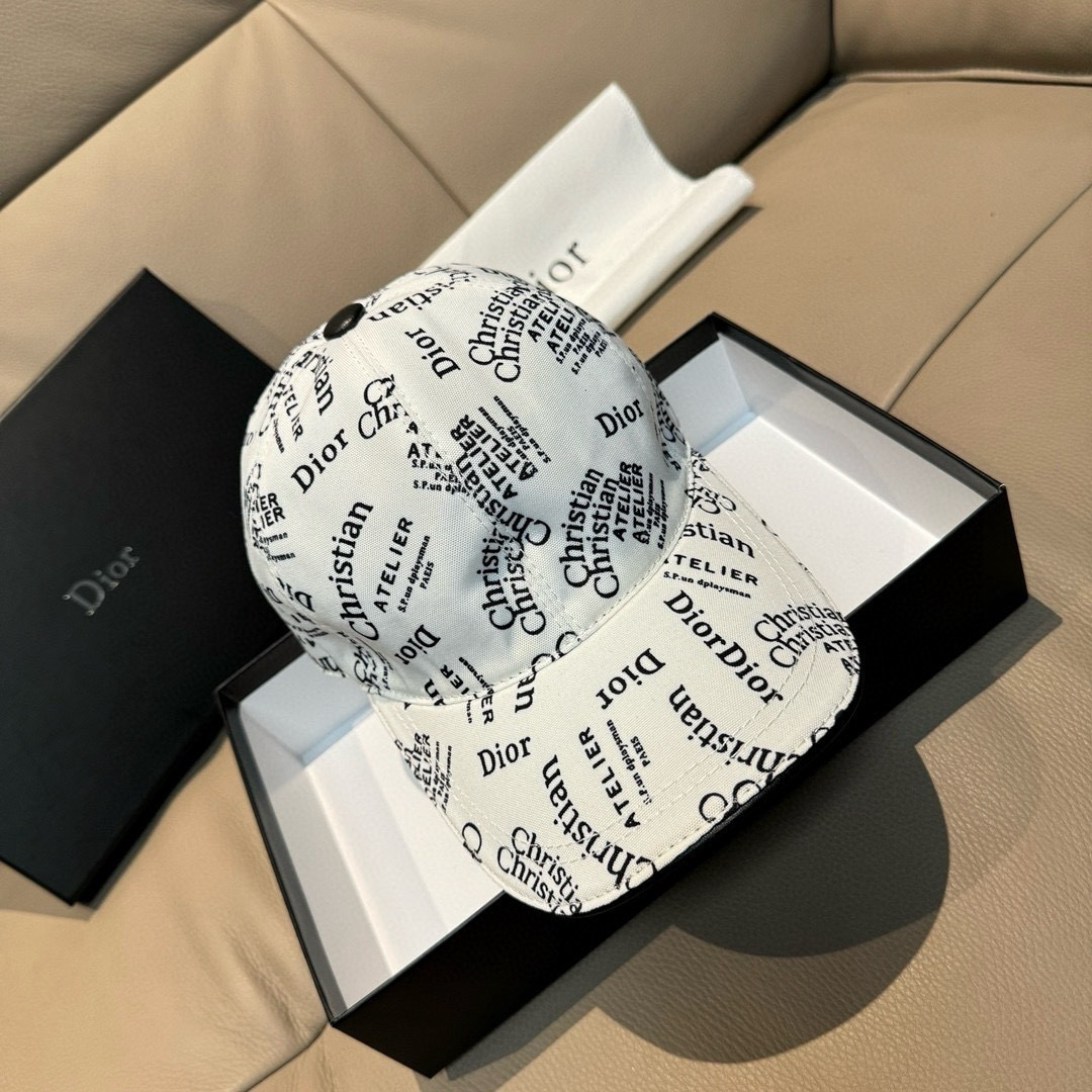 配盒子布袋，Dior(迪奥)新款原单棒球帽， Christian Dior丝印，复古韵味十足，专柜断货热