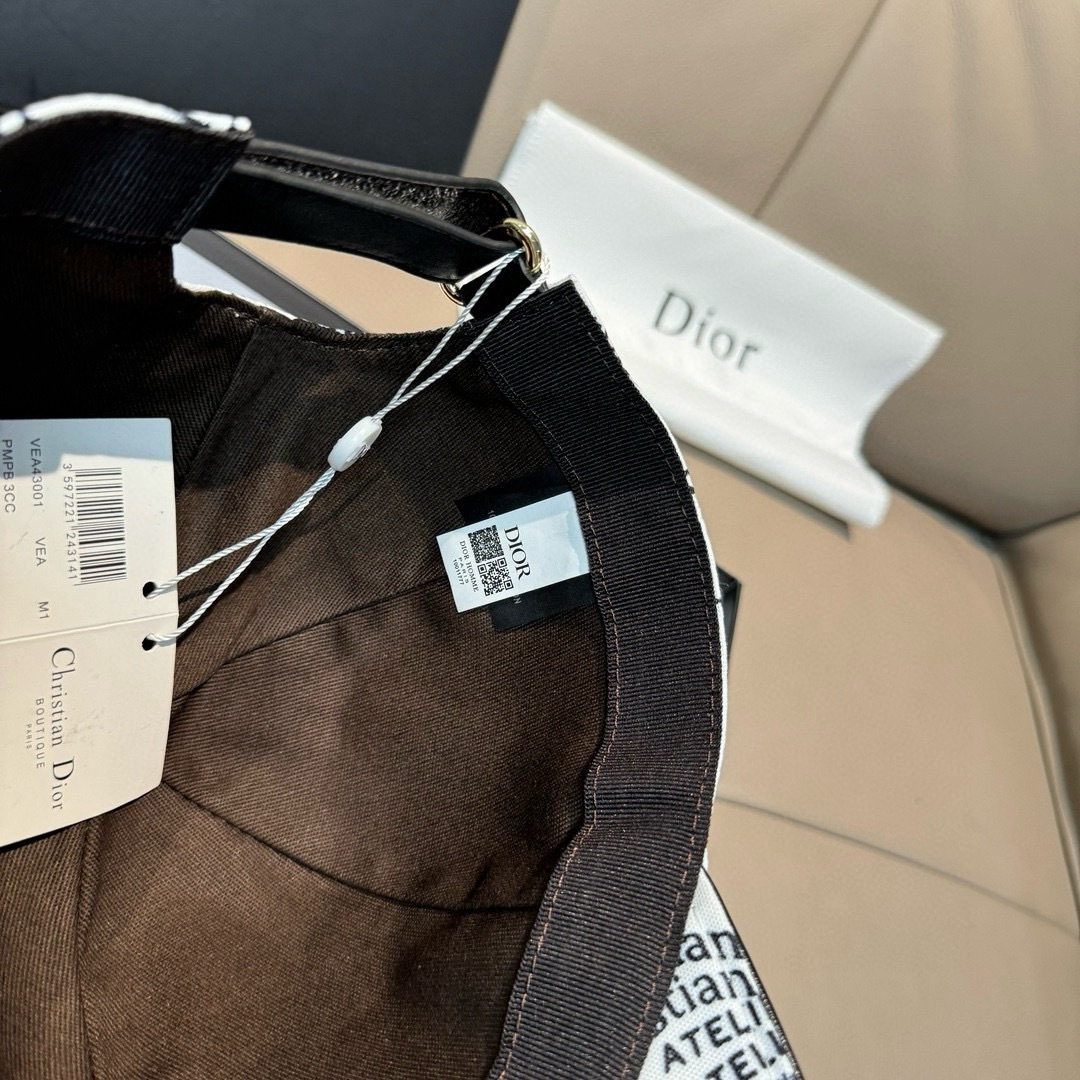 配盒子布袋，Dior(迪奥)新款原单棒球帽， Christian Dior丝印，复古韵味十足，专柜断货热