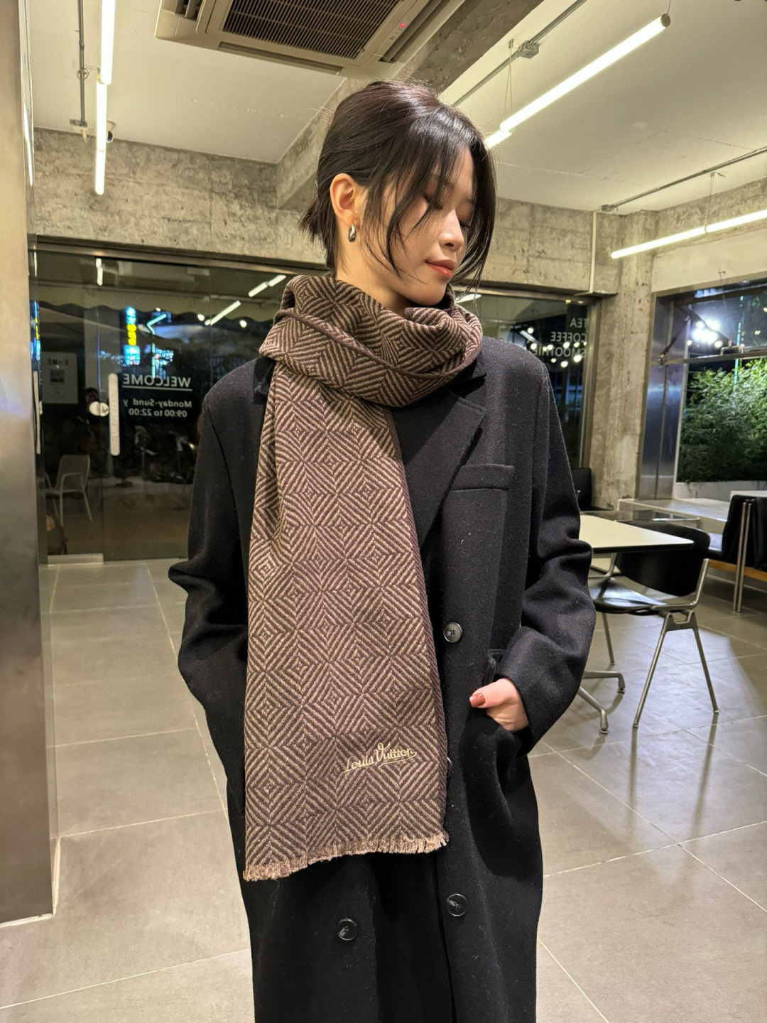 NO:342598,Comment LV checkerboard scarf and praise it. It has a very good feel and a trade tail. It has a slow hand and is super invincible and soft. The price of the men's cashmere scarf is really invincible and worth it!  My mother's price feedback~ I bought a very honest men's scarf at LV home~ The fabric is awesome, the double-sided cashmere yarn is really clear and clean, and the velvet feels really super comfortable when you hold it in your hand!  Very soft and manly style, the upper body effect is invincible, beautiful, elegant and simple, any boy will like it. It has a texture but not ostentatious process, and has been fascinated by the texture of the fabric and contrasting colors many times during the photo shoot. The presbyopia is very delicately embellished, with a texture but not ostentatious~ The tail is a little bit more beneficial to everyone~ The feel is very soft and comfortable, medium thickness, a very affectionate style~ The classic male and female style, cashmere, specifications 30*180cm, with formal wear or casual wear, it is very suitable for folding or circle, it is completely OK, gentlemanly and stylish~ The warm and gentlemanly high-version scarf, high-version scarf, louis vuitton19860909批 LV棋盘格围巾怒赞推荐 手感超好贸易尾单,手慢无超级无敌软糯的男士羊绒围巾这个价格真的无敌超值！亲妈价格回馈~买到绝对值LV家非常正的男士围巾~面料大爱,双面的羊绒纱线真的清晰干净,握在手里绒感真的超级无敌舒服！非常柔软很Man的风格,上身效果无敌好看大气简约,任何男生都会喜欢的款吧,有质感不张扬拍照过程中已经多次被面料质感和撞色的效果迷倒.老花非常精致的点缀,有质感不张扬~尾单余一丢丢福利大家~手感非常柔软舒服中等厚度,非常亲脖子的一款~经典男女通用款式,羊绒,规格30*180cm搭配正装或者搭配休闲装都很合适~对折挂围或者绕圈围都完全可以,绅士有型~有温度的风度高版本围巾,高版本围巾,louis vuitton,scarf