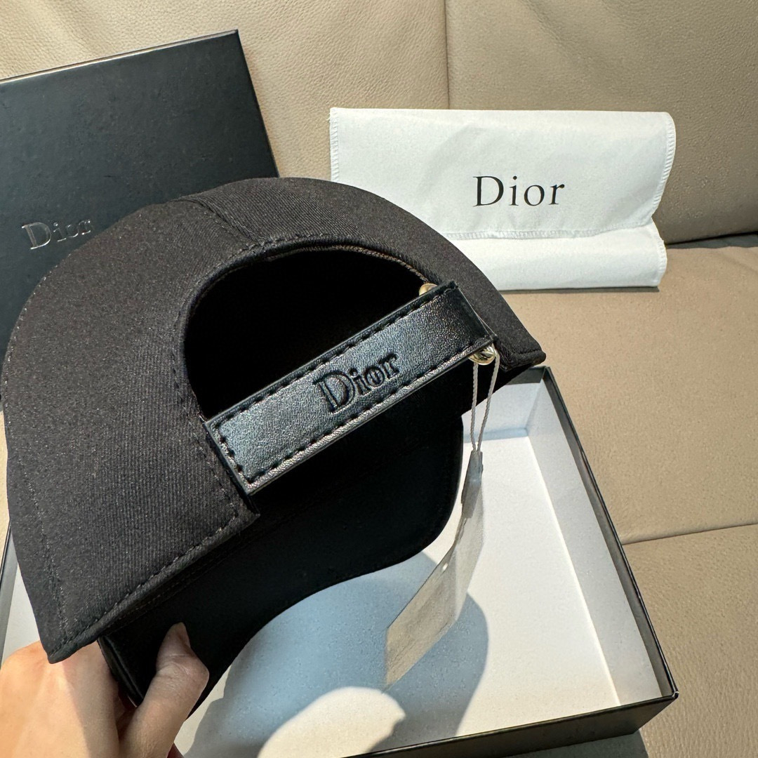配盒子布袋，Dior(迪奥)新款原单棒球帽， Dior刺绣，网红明星同款，1:1开模订制，纯棉布料+头层