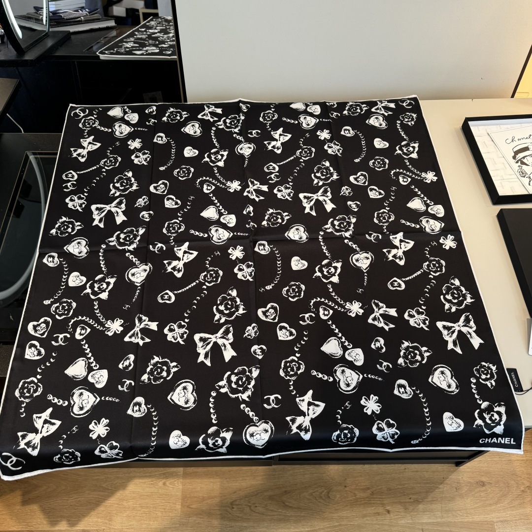 NO:511431,Plot: Original Dan Xiaoxiang [Chanel 25 Camellia Love Scarf] This Chanel 25 Camellia Silk Scarf, black and white color combination + classic Camellia, love, bow pattern, elegant and recognizable!  Top twill silk material is hand-curled, light and luxurious, high-end heavy twill silk, complete counter quality fabric pursues the shape, with a crisp feel, bright and plump colors that are super pleasing to the eye!  Good goods are not waiting for others, if you like it, you can't miss it [Ingredient size 90X90cm silk] High-version scarf, High-version scarf, Chanel, real silk19860909批 原单小香【Chanel 25 山茶花爱心丝巾】 这款Chanel 25山茶花丝巾,黑白配色+经典山茶花、爱心、蝴蝶结图案,优雅又有辨识度！顶级斜纹真丝材质手工卷边,轻奢感十足高端重磅斜纹真丝完全专柜品相面料追求造型,手感挺括,鲜艳饱满色彩超级养眼！好货不等人,喜欢就不能错过哦【成分尺寸90X90cm 真丝】高版本围巾,高版本围巾,chanel,real silk,scarf