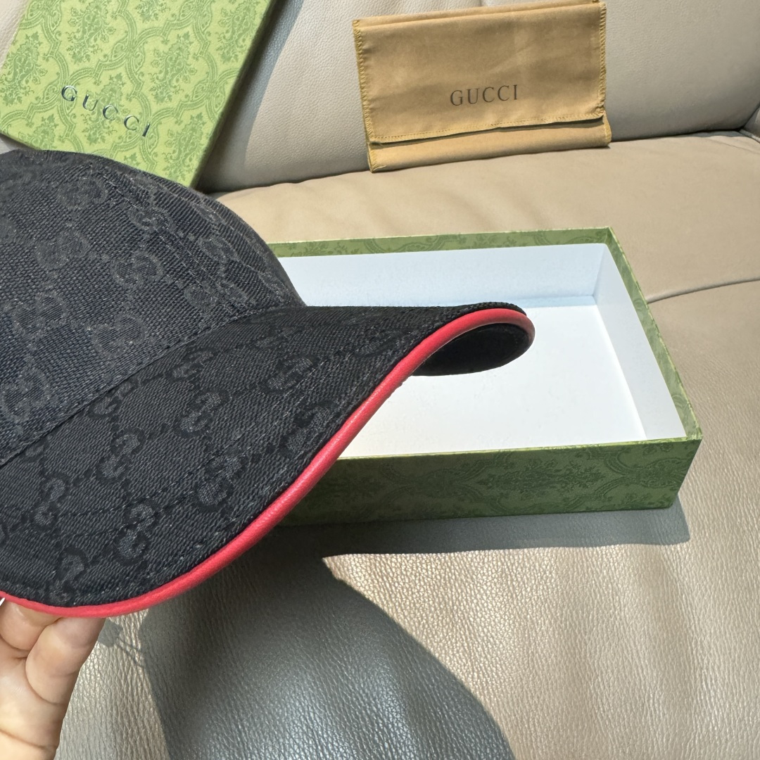 配盒子布袋，Gucci(古奇)新款原单棒球帽， 三色织带，1:1开模订制，原版帆布料+头层牛皮，红色皮边