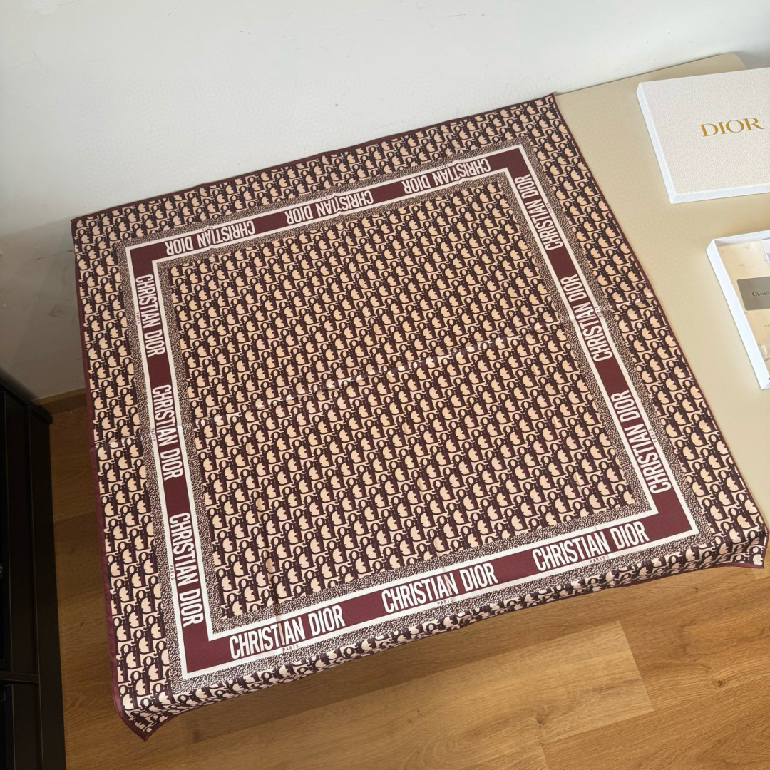 NO:511471,A Dior classic printed square scarf pays tribute to the classic Oblique prints. This Diortwin square scarf is carefully crafted from mulberry silk twill fabric, paired with handmade noodle trim, decorated with jacquard strips of the same tone 'CHRISTIAN DIOR' logo. It can be tied to the neck or used as a headscarf to create a Dior-style overall look. Size: 90x90cm high-version scarf, high-version scarf, dior19860909批 Dior经典印花方巾,向经典的 Oblique 印花致敬. 这款 Diortwin 方巾采用桑蚕丝斜纹面料精心制作,搭配手工缉面线饰边,饰以同色调“CHRISTIAN DIOR”标志提花条形图案.可系在颈部或作为头巾使用,打造富有 Dior 风情的整体造型. Size:90x90cm高版本围巾,高版本围巾,dior,scarf