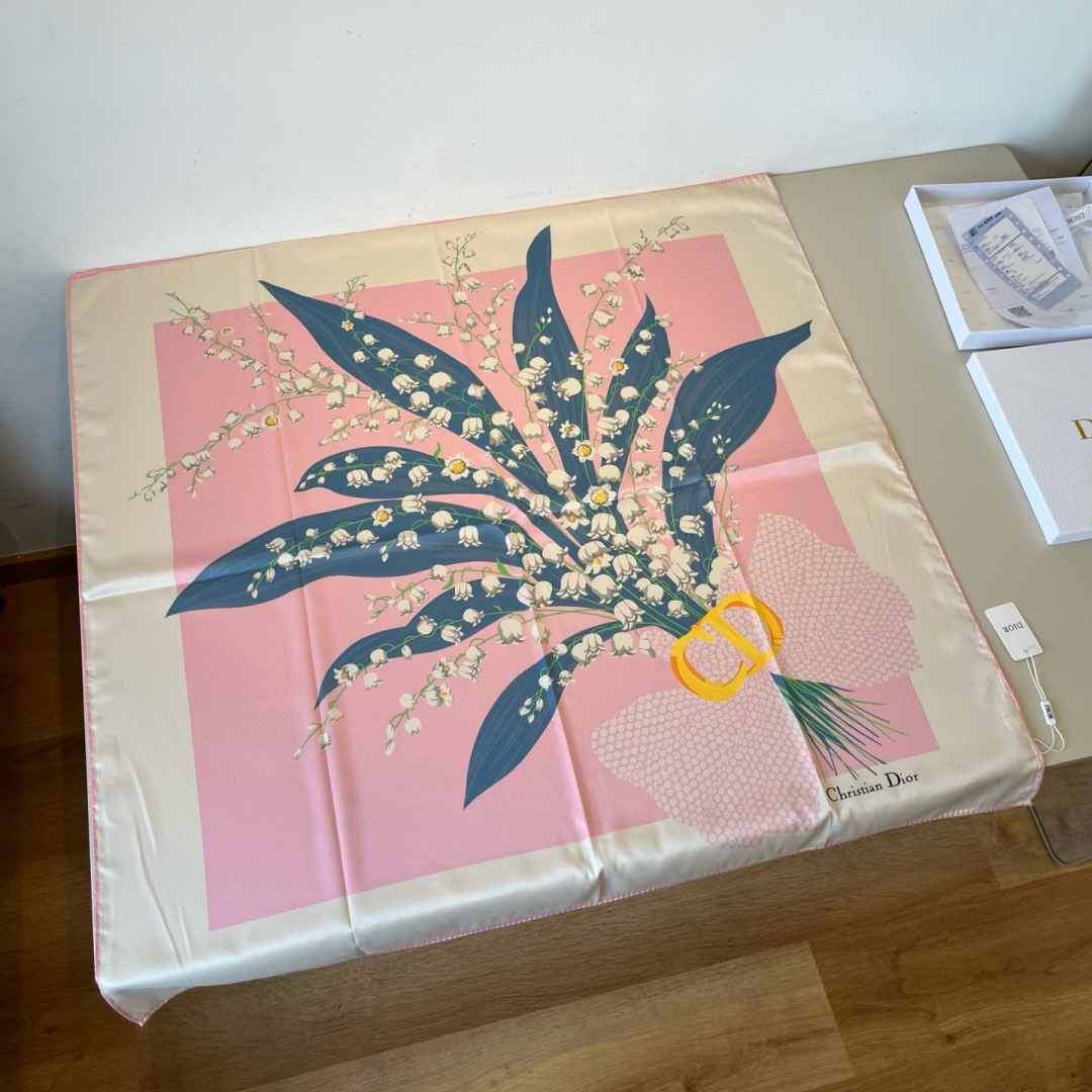 NO:511479,Dior Silk Square Scarf [Lily of the Valley Bouquet Scarf] Top-grade twill silk material is hand-curled, light and luxurious, high-end heavy twill silk, complete counter quality fabric pursues the shape, with a crisp feel, bright and plump color is super pleasing to the eye!  Good goods are not waiting for others, don't miss it if you like it [Ingredient size 90X90cm silk] High-version scarf, high-version scarf, dior, real silk19860909批 Dior真丝方巾【铃兰花束放巾】顶级斜纹真丝材质手工卷边,轻奢感十足高端重磅斜纹真丝完全专柜品相面料追求造型,手感挺括,鲜艳饱满色彩超级养眼！好货不等人,喜欢就别错过哦【成分尺寸90X90cm 真丝】高版本围巾,高版本围巾,dior,real silk,scarf