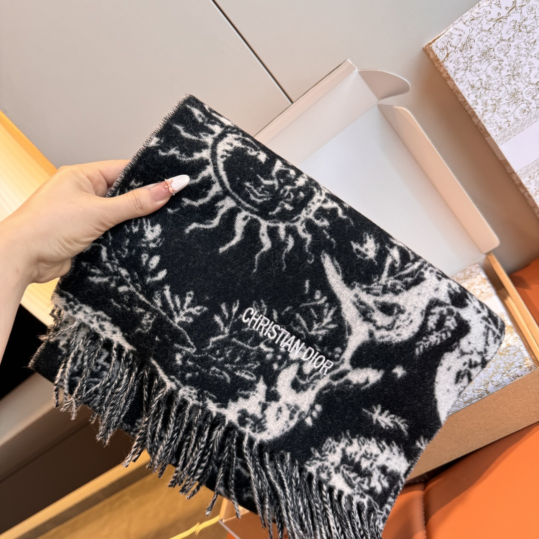 NO:511488,DIOR 2025 latest model Sun jacquard cashmere scarf, universal style for men and women, must be collected!  The most indisputable quality of mothers is the price of the world. Teach you to know good goods, the best, no one!  !  !  The best quality, D family hard goods, the latest Sun God exclusive logo limited series ~~ Everyone has a must-enter the series, the quality is really amazing. You can feel the extraordinary texture when you look at the pictures. The texture of cashmere is so good!  !  !  !  The raw materials are top-notch, and the craftsmanship is very consuming. The warm big sheep can be matched with any clothing. The aura is so strong that it is not enough to export to Italy. Exclusively, it offers high-end quality and quiet details. Specifications: 30x180cm high-version scarf, high-version scarf, dior, dior, dior19860909批 DIOR迪奥2025年度最新款 太阳提花羊绒围巾,男女通用款,必必必收！最流弊的品质亲妈价格造福人间~教你识好货,独家最顶级,没有之一！！！极品巨献,D家硬货殿堂级品质最新太阳神专属标志限量系列~~人手一条必入系列,品质真的绝了你看图片应该都能感受到非凡的质感山羊绒质感太好了！！！！原料顶级工艺顶级,很费原料,十足的温暖大绵羊,可以搭配任何衣装.气场强大到不行出口意大利的订单.独家特供高端品质静观细节 规格:30x180cm高版本围巾,高版本围巾,dior,dior,dior,scarf