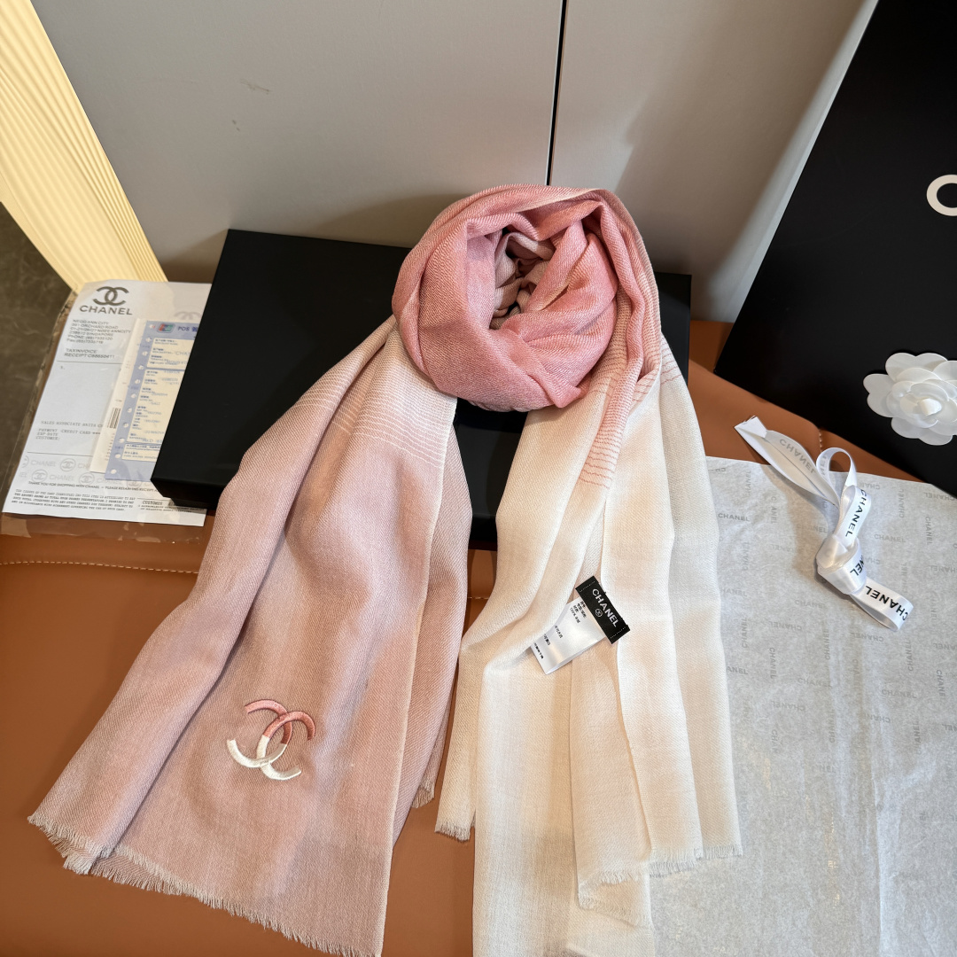 NO:511504,Batch Chanel Chanel cashmere long scarf for palace-level imperial export orders!  The latest water-soluble cashmere gradient series. It is very suitable for spring and autumn and air-conditioned rooms. The soft, smooth and thin fabric is just clear and clear in texture. It is the best cashmere raw material. It feels soft and smooth and skin-friendly. You can use your hands to get faster. Size 110*200cm high-end scarf, high-end scarf, chanel, chanel19860909批 香奈儿Chanel羊绒长巾殿堂级御用推荐出口法国的订单！最新水溶羊绒渐变系列.来的太是时候了非常适合春秋及空调房,柔软顺滑微薄正好纹路清晰面料是极好的羊绒原料.触感柔软顺滑,亲肤到极致.你们且手快一点.再快一点 尺寸110*200cm高版本围巾,高版本围巾,chanel,chanel,scarf