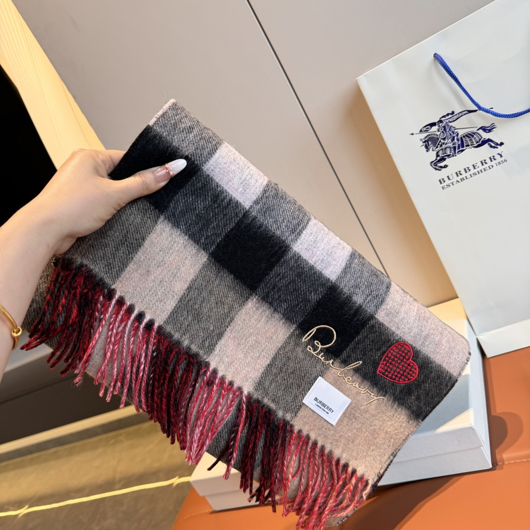 NO:511510,Bullet Burberry Double-sided Scarf [Signature Model] One side is the latest Tb print on the other side is the classic plaid!  Very stylish design!  It is the charm of elegant art!  Scarf styles are universal for men and women, and can be used as couples!  The color combination is extremely high-end, atmospheric and upscale!  The material is soft and has a three-dimensional feel, and the effect is super good when worn!  Just match it casually, use one as two pieces!  Very cost-effective and versatile!  The colors are just right!  A simple and charming design!  !  Specifications: 180*35cm, cashmere high-version scarf, high-version scarf, burberry, burberry19860909批 巴宝莉Burberry双面围巾【签名款】一面是最新Tb印花一面是经典格子！非常有格调的设计！是高雅艺术的魅力体现！围巾款式男女通用、更可做情侣款！颜色搭配极为高端大气上档次！料子柔和,特别有立体感,戴起来效果超级好看！随便搭配就可以、一条当2条用！非常划算又百搭！颜色搭配都恰到好处！既简约大气又非常有魅力的一个设计！！ 规格: 180*35cm,羊绒高版本围巾,高版本围巾,burberry,burberry,scarf