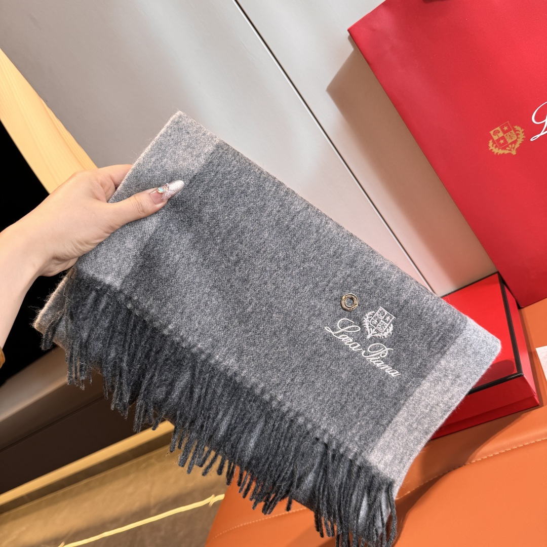 NO:511516,Loro Piana ·  Nuoyou Pianya [Trading company tail order, top cashmere scarf shawl] is too tall for people to keep it. It is a big hit. It is a hot product. The channel is the best hard product. Exported to Italy direct supply counters. The number of cashmere is very small. Customer-supplied fabrics are soft and glutinous. The fabric is more shiny and has increased the brightness of color. The LP has always been based on the strict selection of the highest quality cashmere. There is no harm without comparison. The world's top cashmere makes scarves so luxurious that it increases the beauty and functionality. Two lines of each color must be left. There is no headache to match, and there is no regret for ten thousand years. It is particularly worth recommending that this model is a plaid color system, carefully selected popular color matching, the color feels bright and high-end. All colors can be matched with each other 30*180cm, Albas cashmere high-version scarf, high-version scarf, loro pigana, loro  piana,shawls19860909批 Loro Piana · 诺悠翩雅【贸易公司尾单,极品山羊绒围巾披肩】送人自留都太高大上了重磅上新,爆款爆款,渠道极品硬货～出口意大利直供专柜尾单到手数量极少,客供面料羊绒,手感软糯,面料更有光泽,也增加了色彩的鲜艳度LP一直以严格选用最高品质的羊绒为基准,没有对比就没有伤害,世界最顶级羊绒更是让围巾奢华到不行,更是增加了美感和功能性,每色必留两条,搭配不头疼,不留后悔一万年,特别值得推荐的是,此款是格纹色系,精挑细选的流行配色,色彩感鲜明又高级的感觉全家哪个颜色都可以互相搭配30*180cm,阿尔巴斯山羊绒高版本围巾,高版本围巾,loro piana,loro piana,shawls,scarf