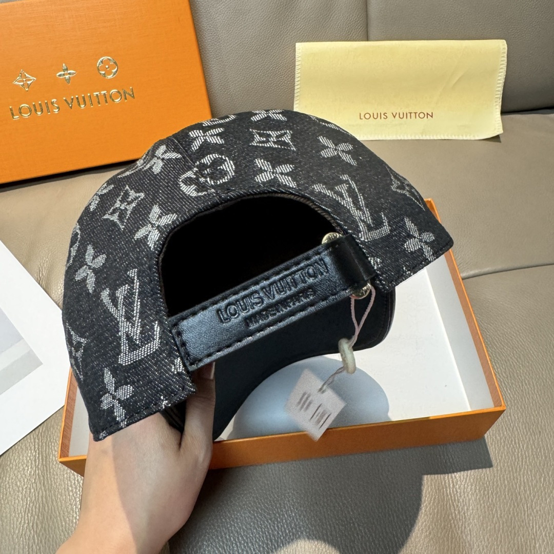 配盒子布袋，LV(路易威登)新款原单棒球帽，牛皮压花，1:1开模订制，原版牛仔布料，做工细致完美，质量超