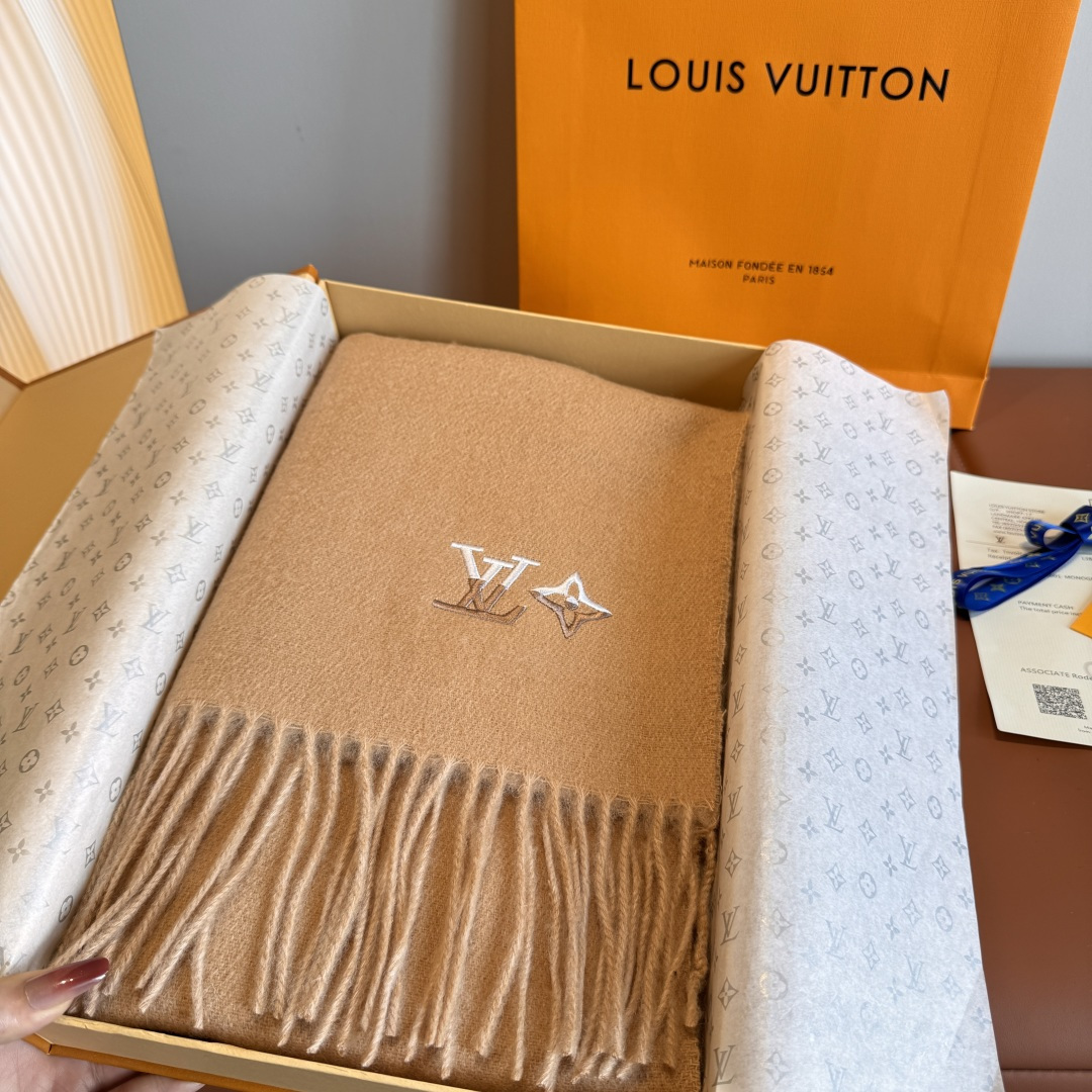 Louis Vuitton LV 路易威登最新款双面羔羊绒围巾 出口订单 喜欢有颜值 高质量的亲可入手 无论怎么搭配都是满满的高级感气质感