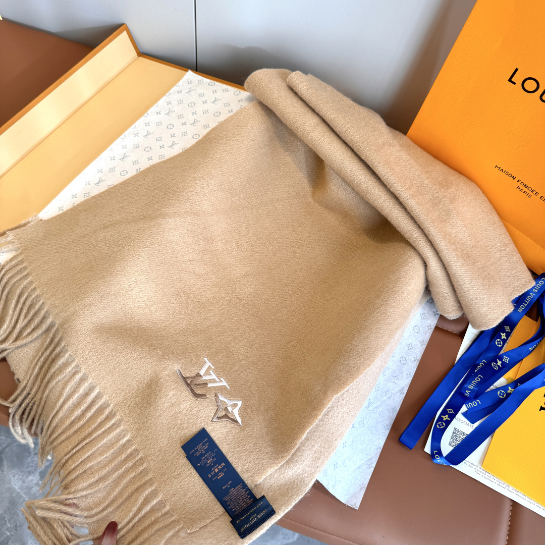 Louis Vuitton LV 路易威登最新款双面羔羊绒围巾 出口订单 喜欢有颜值 高质量的亲可入手 无论怎么搭配都是满满的高级感气质感