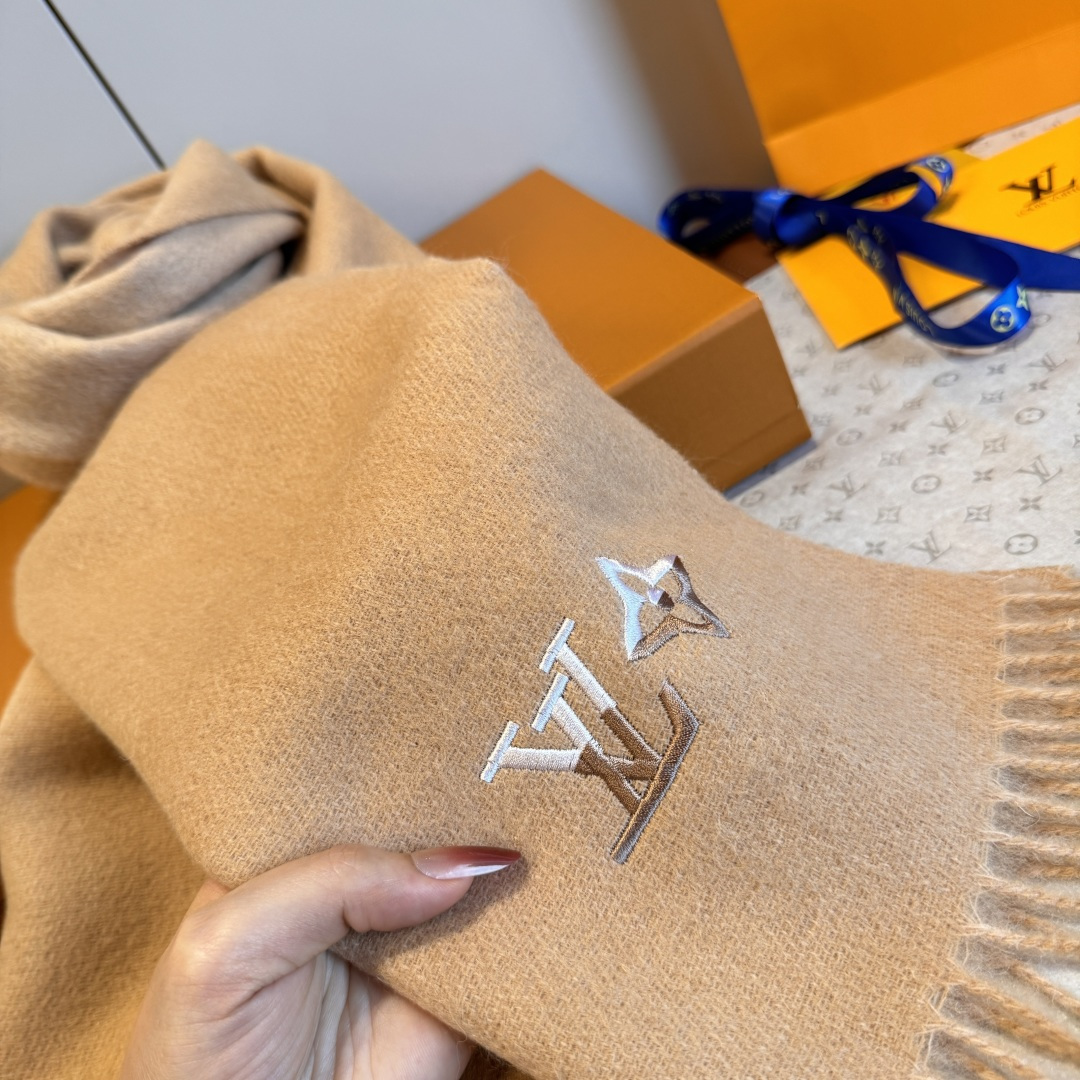 Louis Vuitton LV 路易威登最新款双面羔羊绒围巾 出口订单 喜欢有颜值 高质量的亲可入手 无论怎么搭配都是满满的高级感气质感