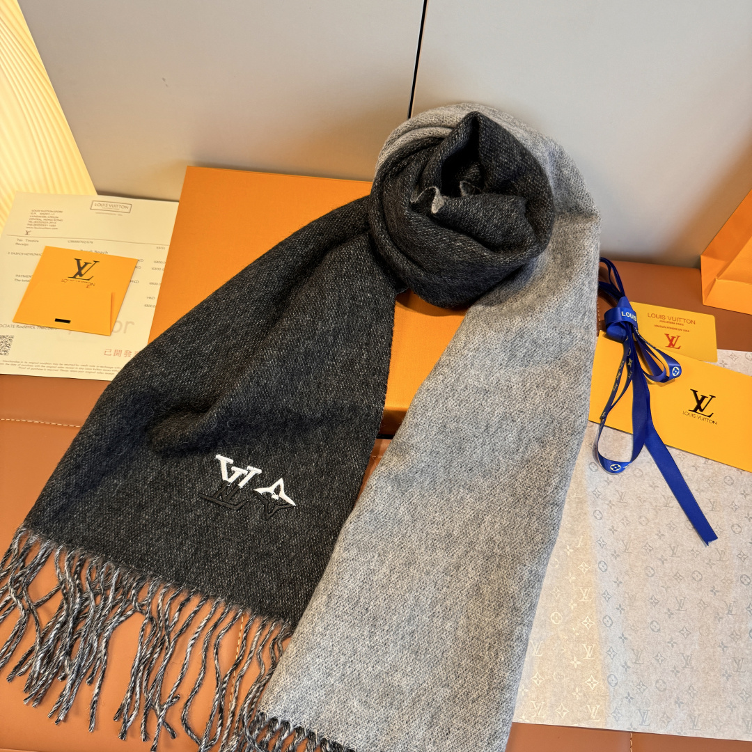Louis Vuitton LV 路易威登最新款双面羔羊绒围巾 出口订单 喜欢有颜值 高质量的亲可入手 无论怎么搭配都是满满的高级感气质感