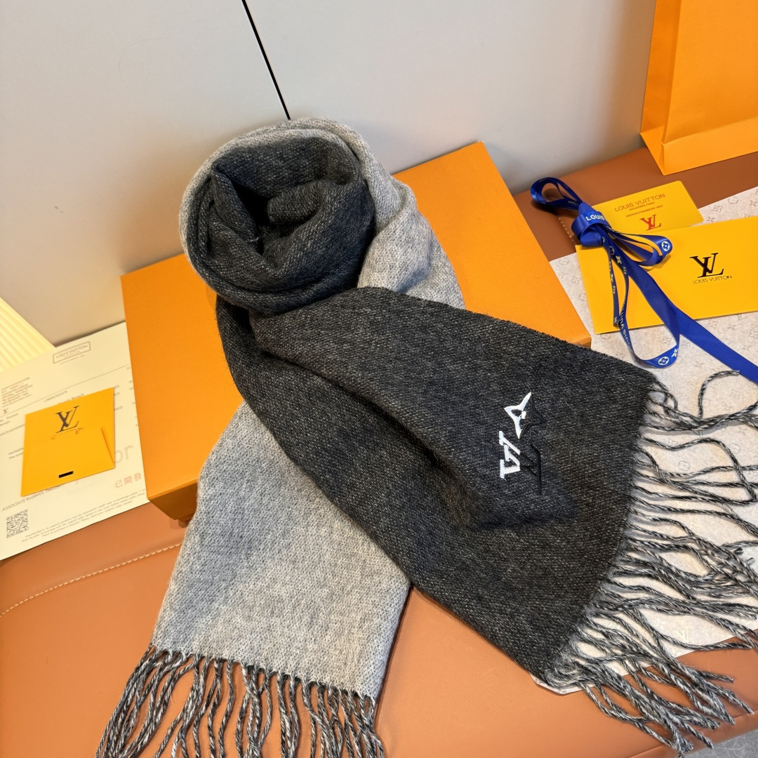 Louis Vuitton LV 路易威登最新款双面羔羊绒围巾 出口订单 喜欢有颜值 高质量的亲可入手 无论怎么搭配都是满满的高级感气质感