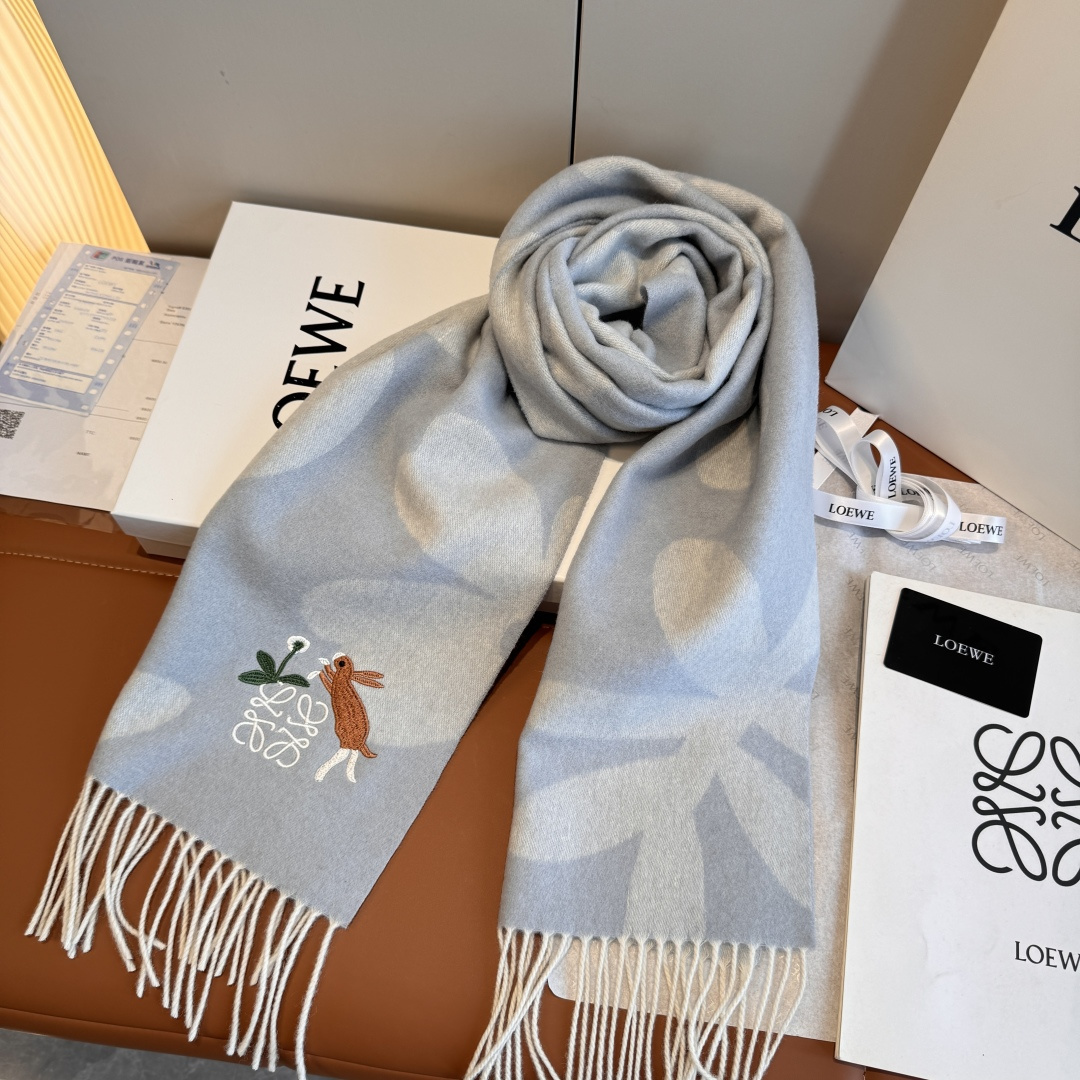 Loewe 上新 Loewe · 罗意威 难得一见的温柔配色 低调又不失优雅 重点推荐 双面配色