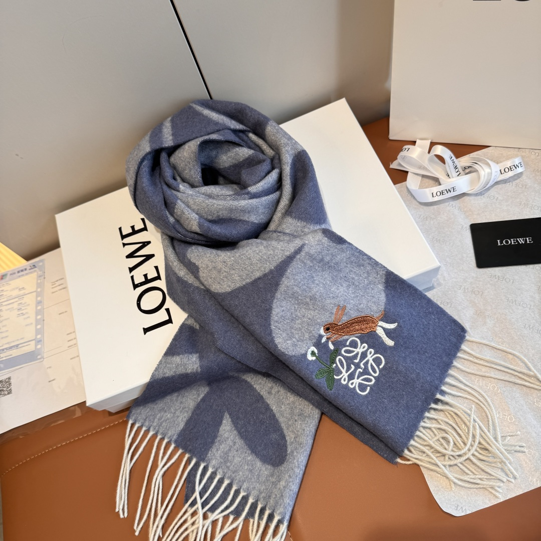 Loewe 上新 Loewe · 罗意威 难得一见的温柔配色 低调又不失优雅 重点推荐 双面配色