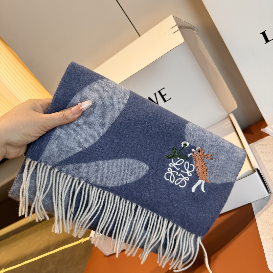 Loewe 上新 Loewe · 罗意威 难得一见的温柔配色 低调又不失优雅 重点推荐 双面配色