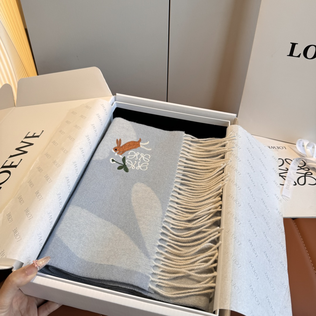 Loewe 上新 Loewe · 罗意威 难得一见的温柔配色 低调又不失优雅 重点推荐 双面配色