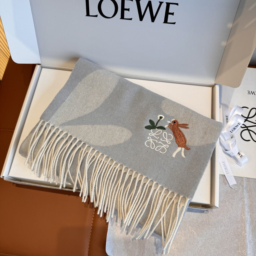 Loewe 上新 Loewe · 罗意威 难得一见的温柔配色 低调又不失优雅 重点推荐 双面配色