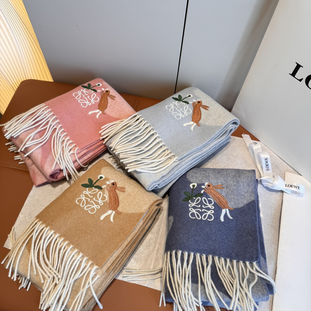 Loewe 上新 Loewe · 罗意威 难得一见的温柔配色 低调又不失优雅 重点推荐 双面配色