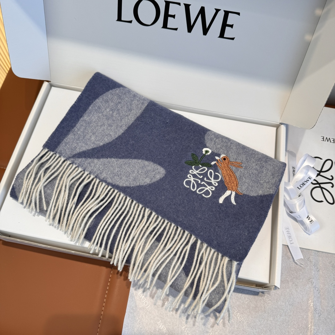 Loewe 上新 Loewe · 罗意威 难得一见的温柔配色 低调又不失优雅 重点推荐 双面配色