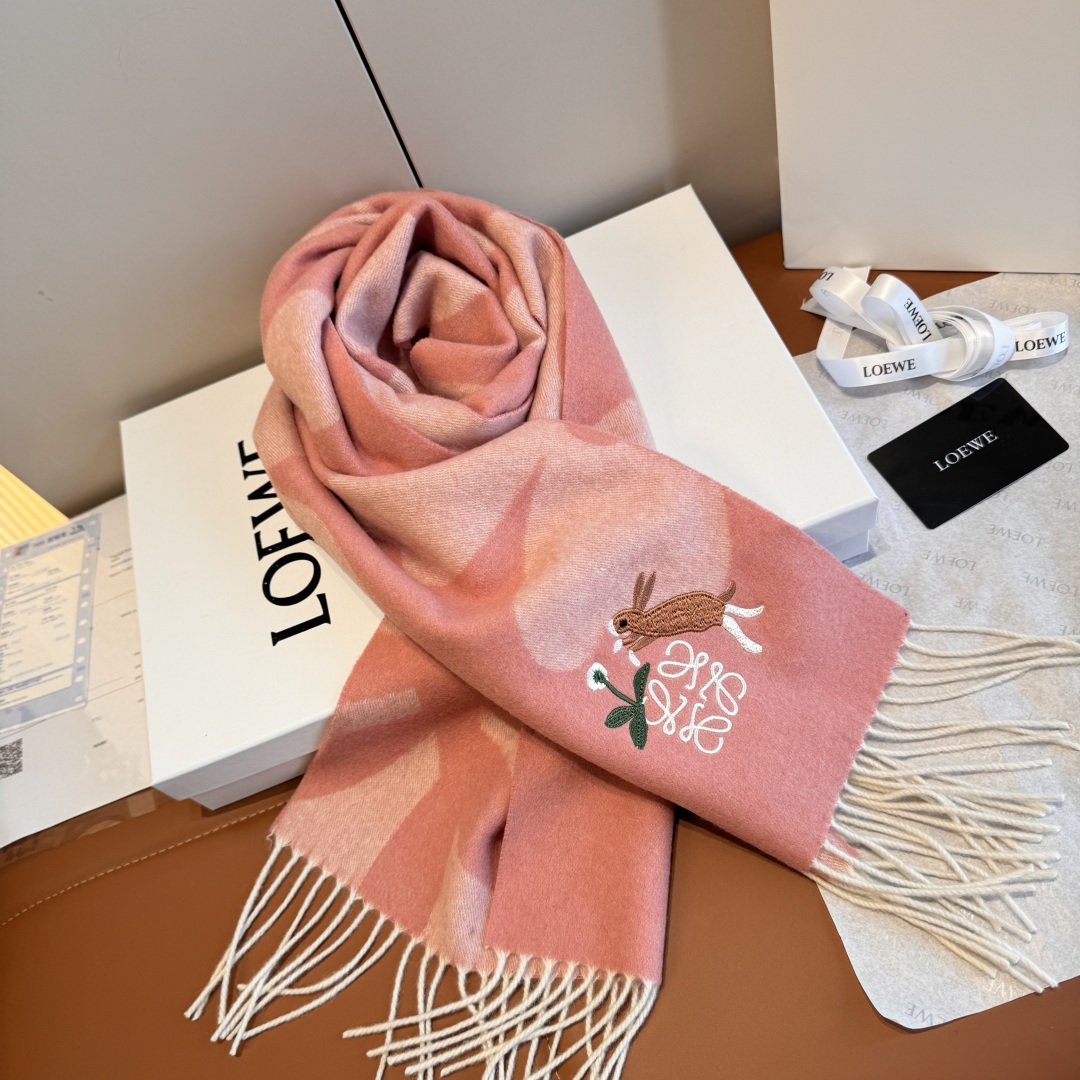 Loewe 上新 Loewe · 罗意威 难得一见的温柔配色 低调又不失优雅 重点推荐 双面配色