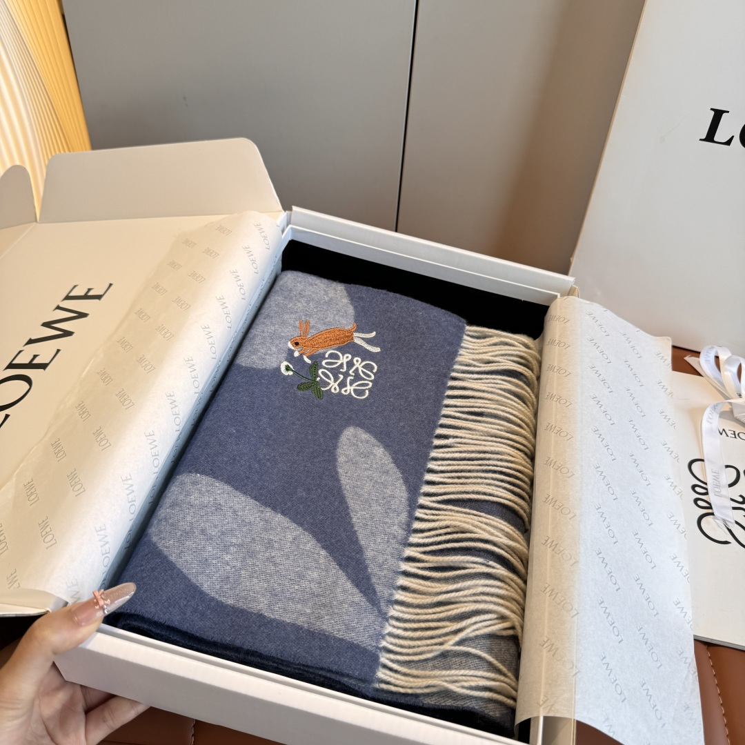 Loewe 上新 Loewe · 罗意威 难得一见的温柔配色 低调又不失优雅 重点推荐 双面配色