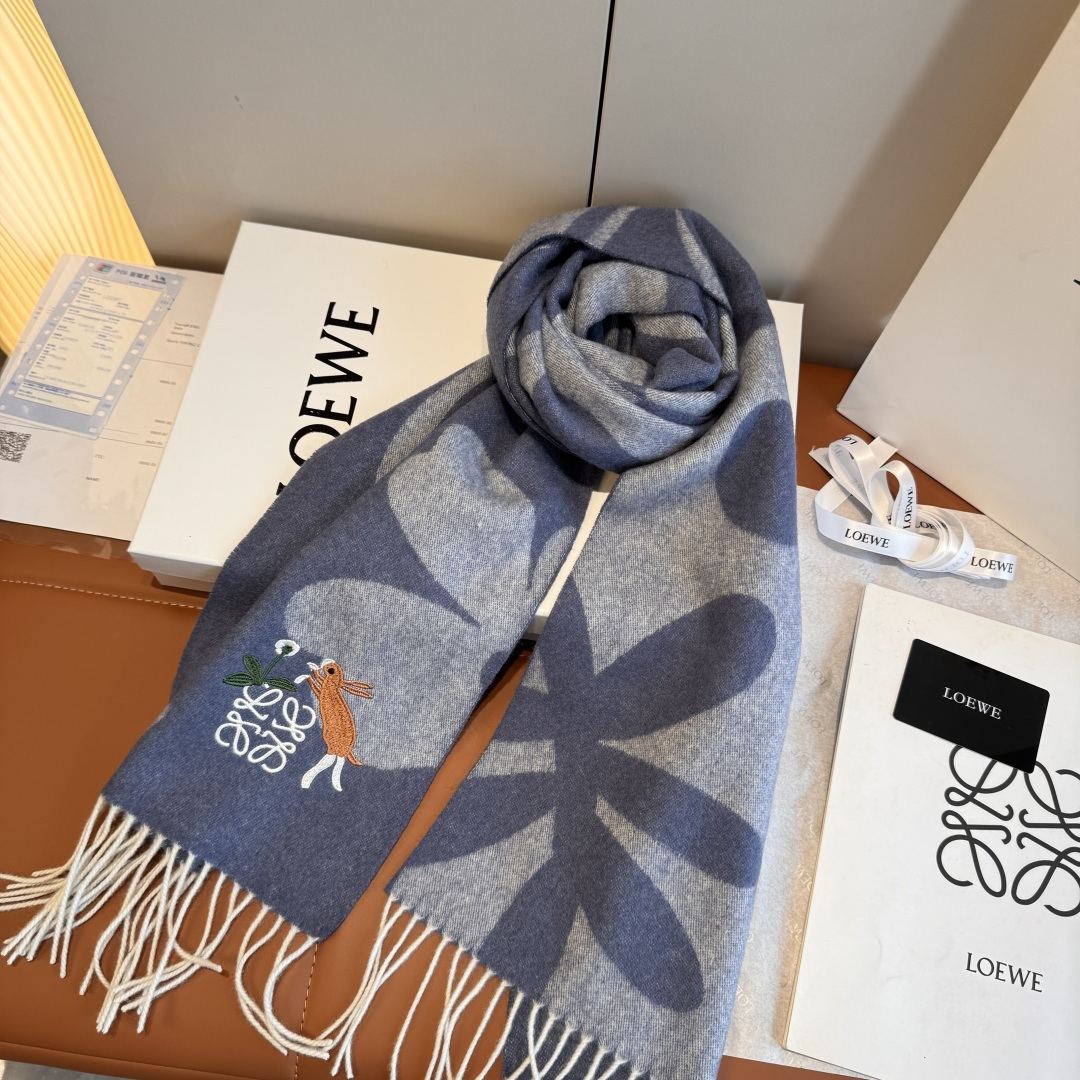 Loewe 上新 Loewe · 罗意威 难得一见的温柔配色 低调又不失优雅 重点推荐 双面配色