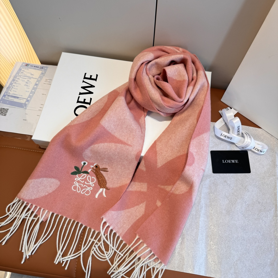Loewe 上新 Loewe · 罗意威 难得一见的温柔配色 低调又不失优雅 重点推荐 双面配色