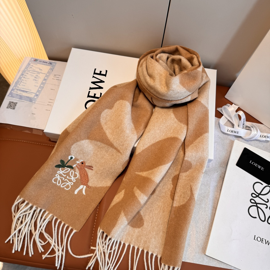 Loewe 上新 Loewe · 罗意威 难得一见的温柔配色 低调又不失优雅 重点推荐 双面配色