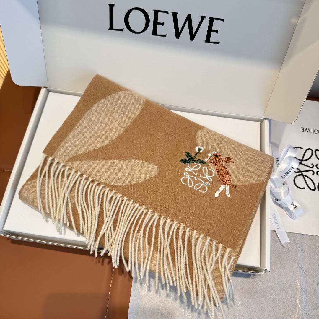 Loewe 上新 Loewe · 罗意威 难得一见的温柔配色 低调又不失优雅 重点推荐 双面配色