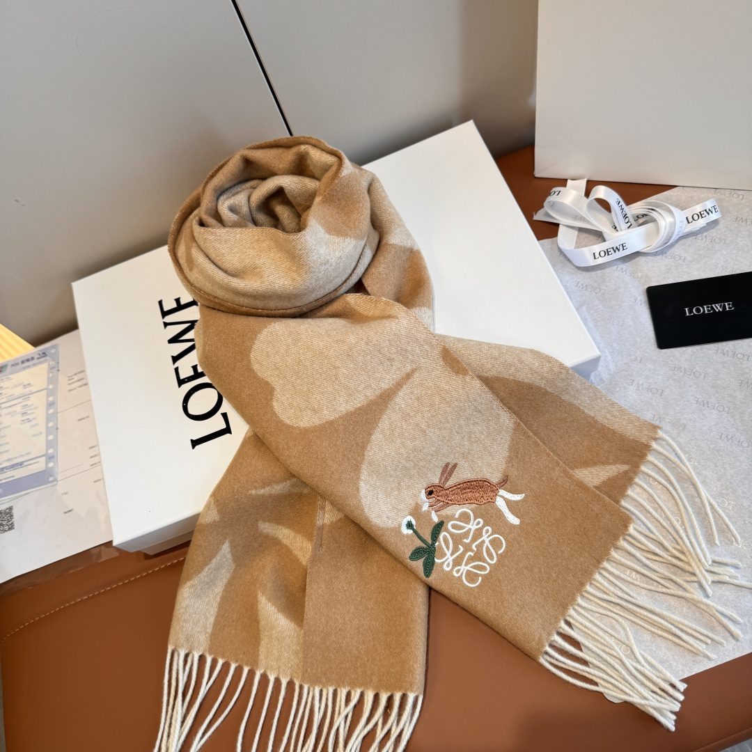 Loewe 上新 Loewe · 罗意威 难得一见的温柔配色 低调又不失优雅 重点推荐 双面配色