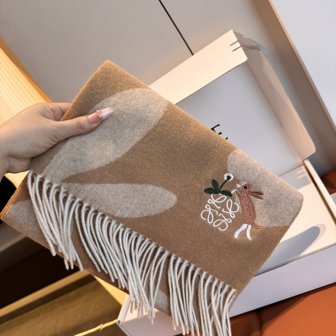 Loewe 上新 Loewe · 罗意威 难得一见的温柔配色 低调又不失优雅 重点推荐 双面配色