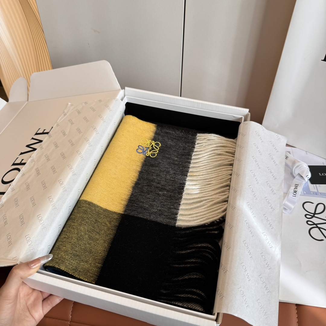 Loewe 上新 Loewe · 罗意威 难得一见的温柔配色 低调又不失优雅 重点推荐 双面配色