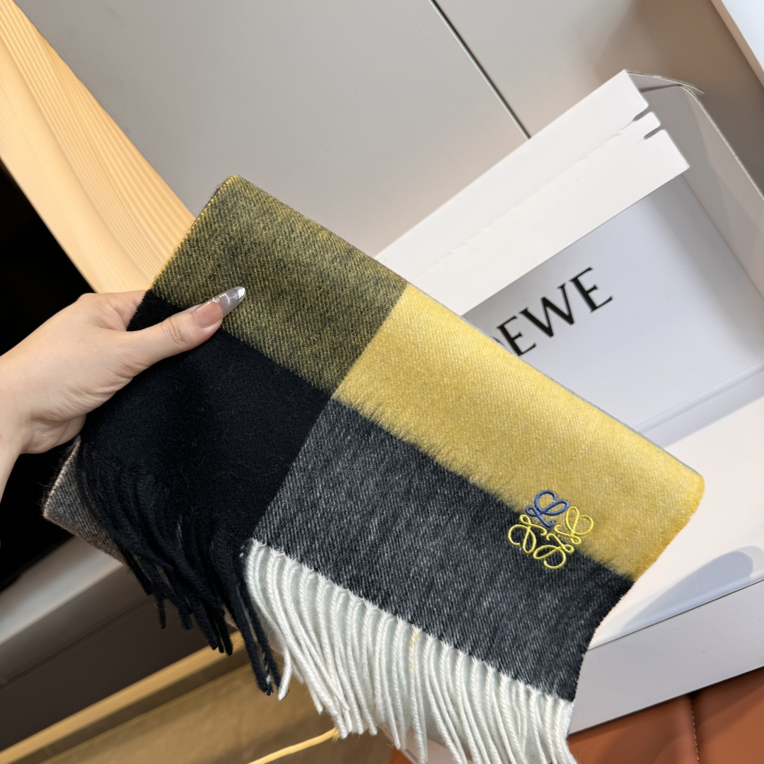 Loewe 上新 Loewe · 罗意威 难得一见的温柔配色 低调又不失优雅 重点推荐 双面配色