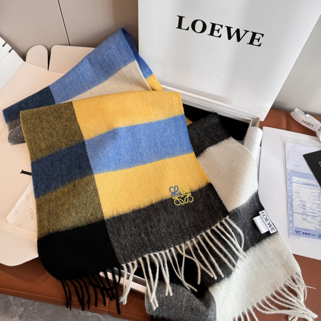 Loewe 上新 Loewe · 罗意威 难得一见的温柔配色 低调又不失优雅 重点推荐 双面配色