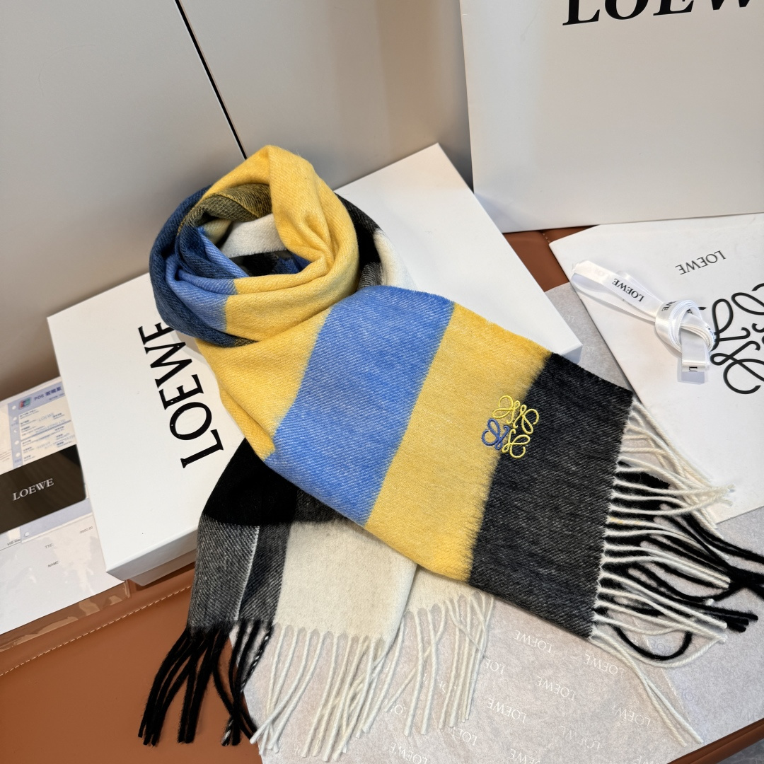Loewe 上新 Loewe · 罗意威 难得一见的温柔配色 低调又不失优雅 重点推荐 双面配色