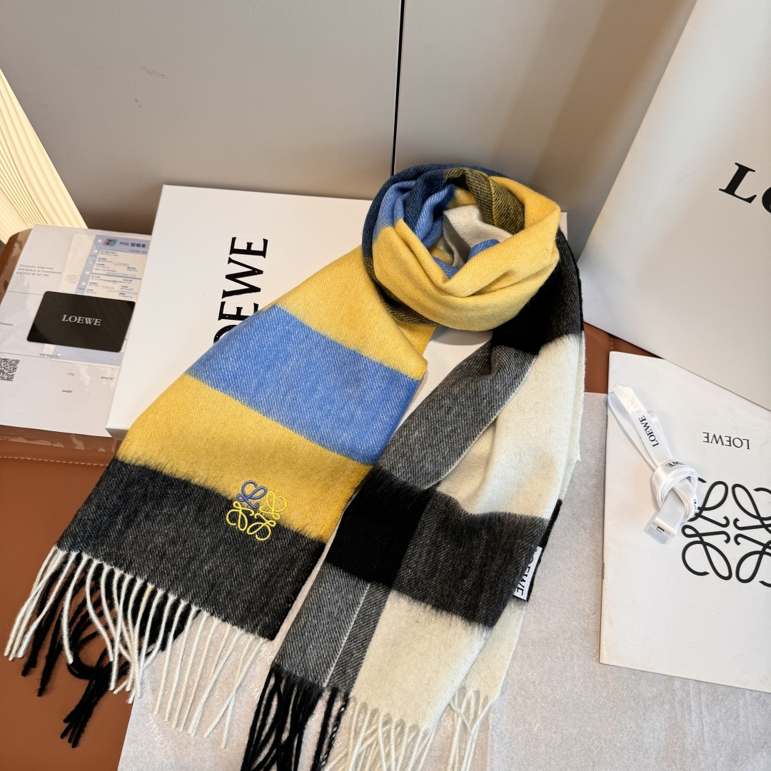 Loewe 上新 Loewe · 罗意威 难得一见的温柔配色 低调又不失优雅 重点推荐 双面配色