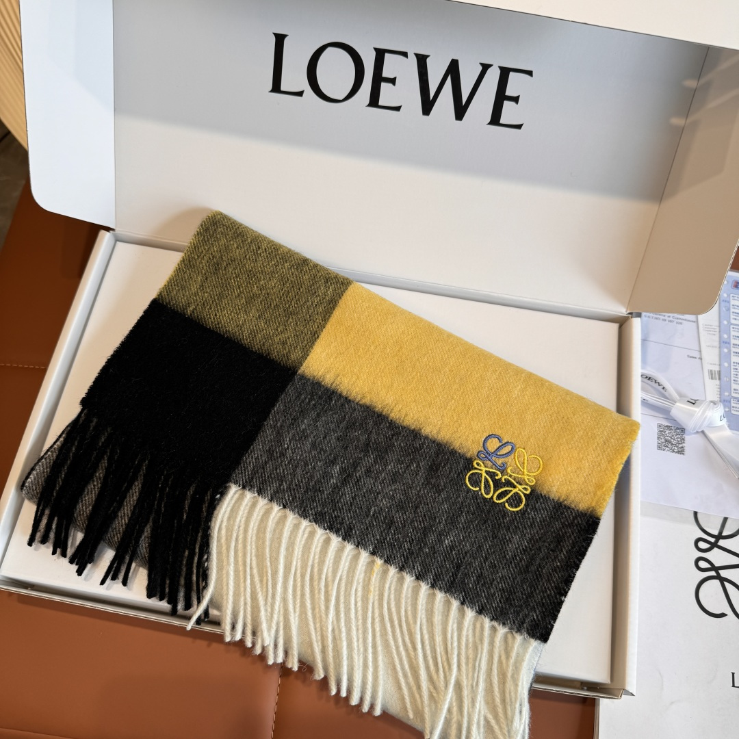 Loewe 上新 Loewe · 罗意威 难得一见的温柔配色 低调又不失优雅 重点推荐 双面配色