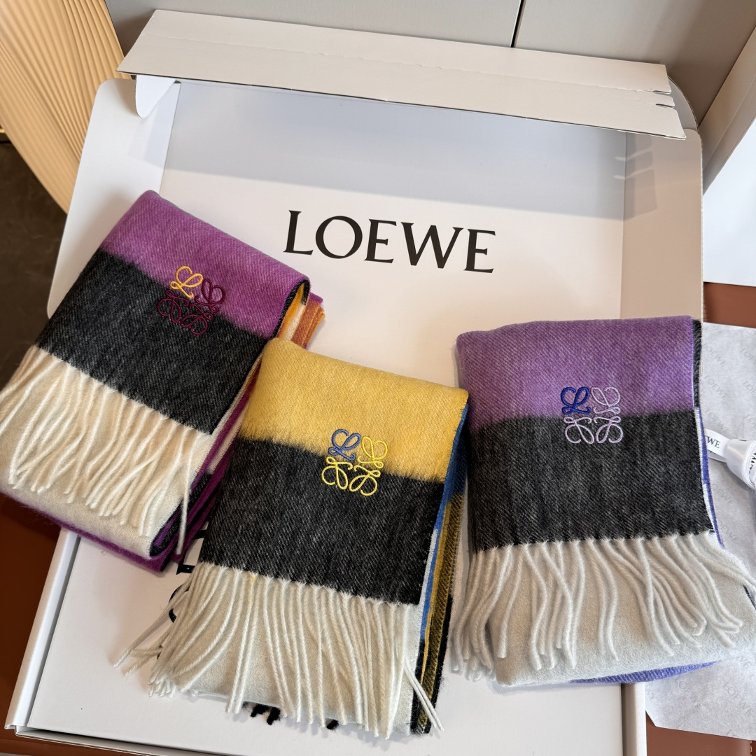 Loewe 上新 Loewe · 罗意威 难得一见的温柔配色 低调又不失优雅 重点推荐 双面配色