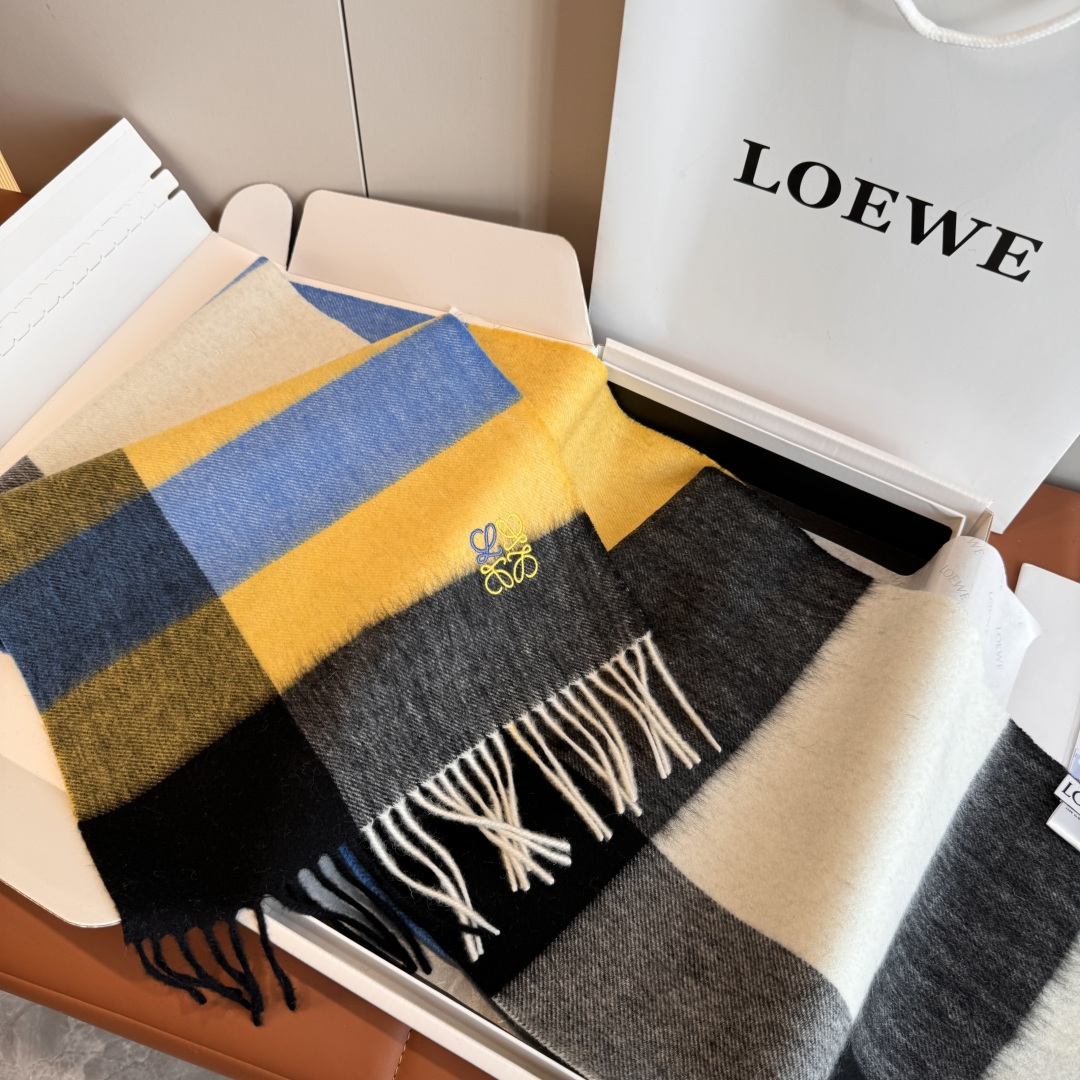 Loewe 上新 Loewe · 罗意威 难得一见的温柔配色 低调又不失优雅 重点推荐 双面配色