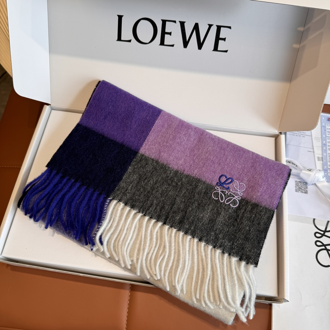 Loewe 上新 Loewe · 罗意威 难得一见的温柔配色 低调又不失优雅 重点推荐 双面配色