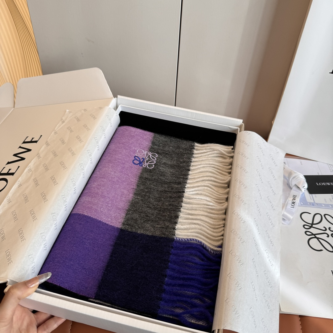 Loewe 上新 Loewe · 罗意威 难得一见的温柔配色 低调又不失优雅 重点推荐 双面配色
