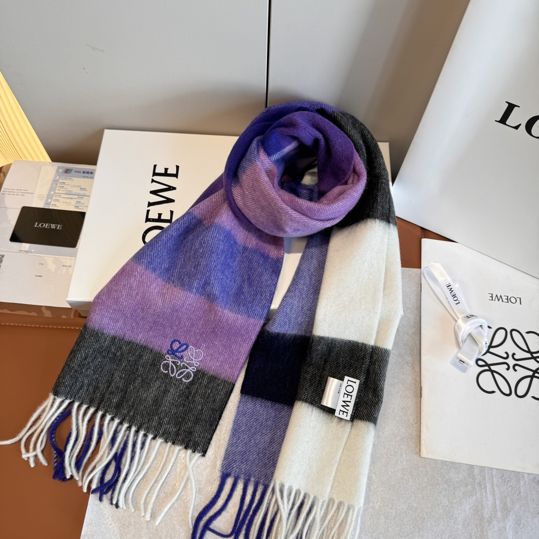Loewe 上新 Loewe · 罗意威 难得一见的温柔配色 低调又不失优雅 重点推荐 双面配色