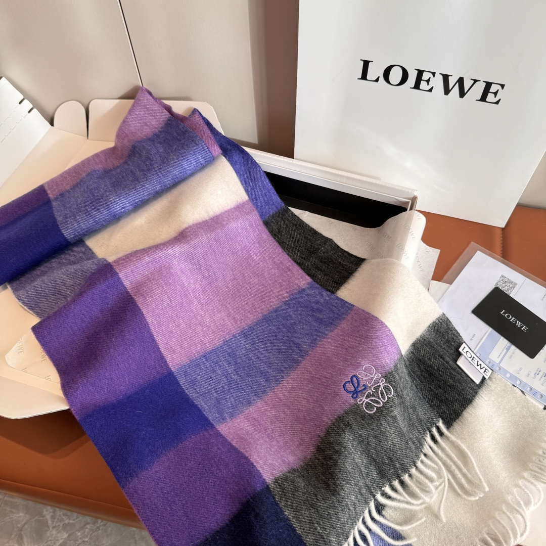 Loewe 上新 Loewe · 罗意威 难得一见的温柔配色 低调又不失优雅 重点推荐 双面配色