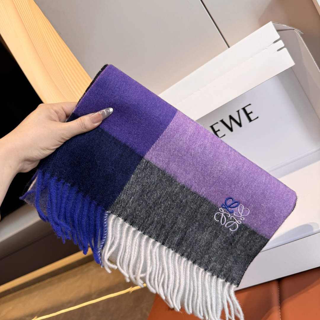 Loewe 上新 Loewe · 罗意威 难得一见的温柔配色 低调又不失优雅 重点推荐 双面配色