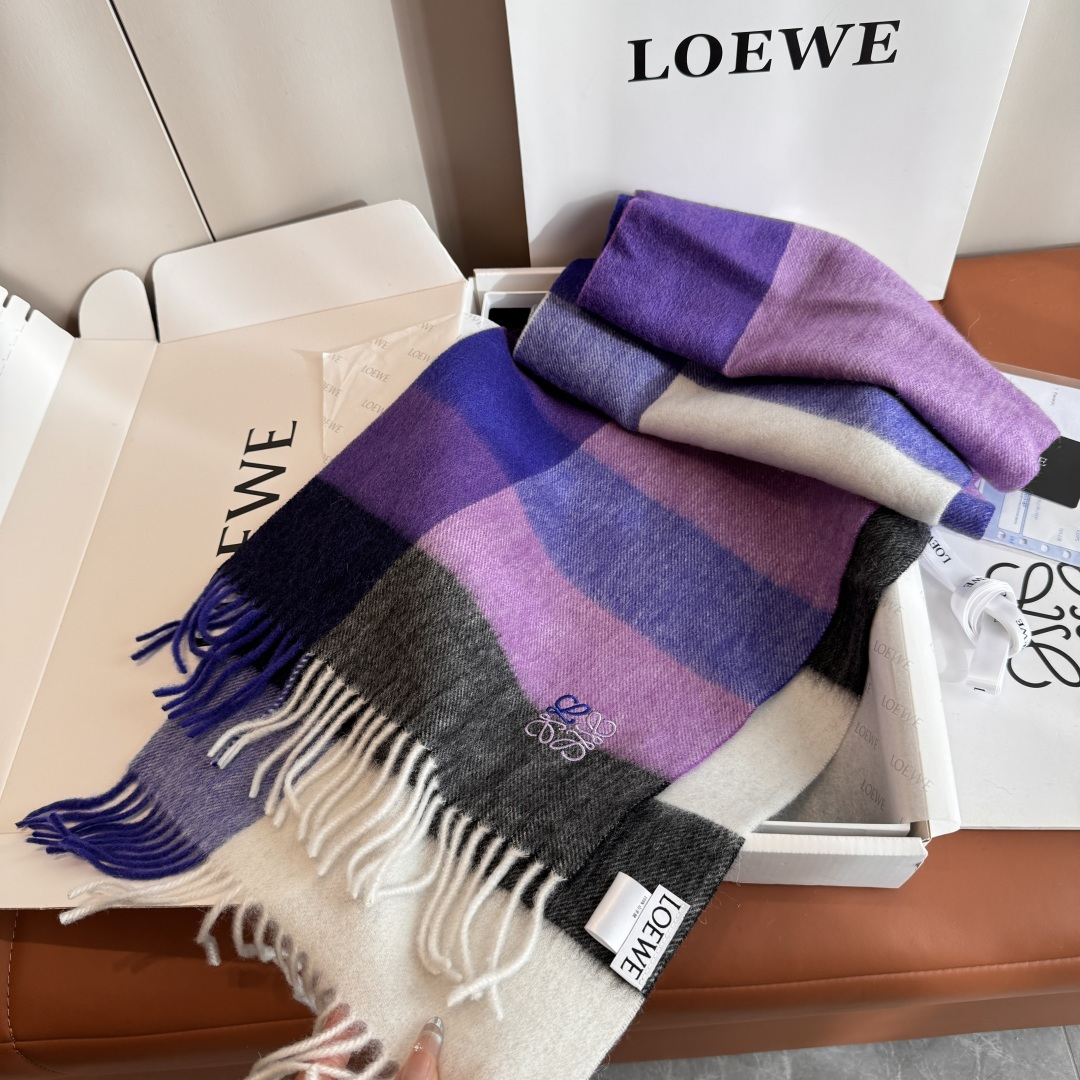 Loewe 上新 Loewe · 罗意威 难得一见的温柔配色 低调又不失优雅 重点推荐 双面配色