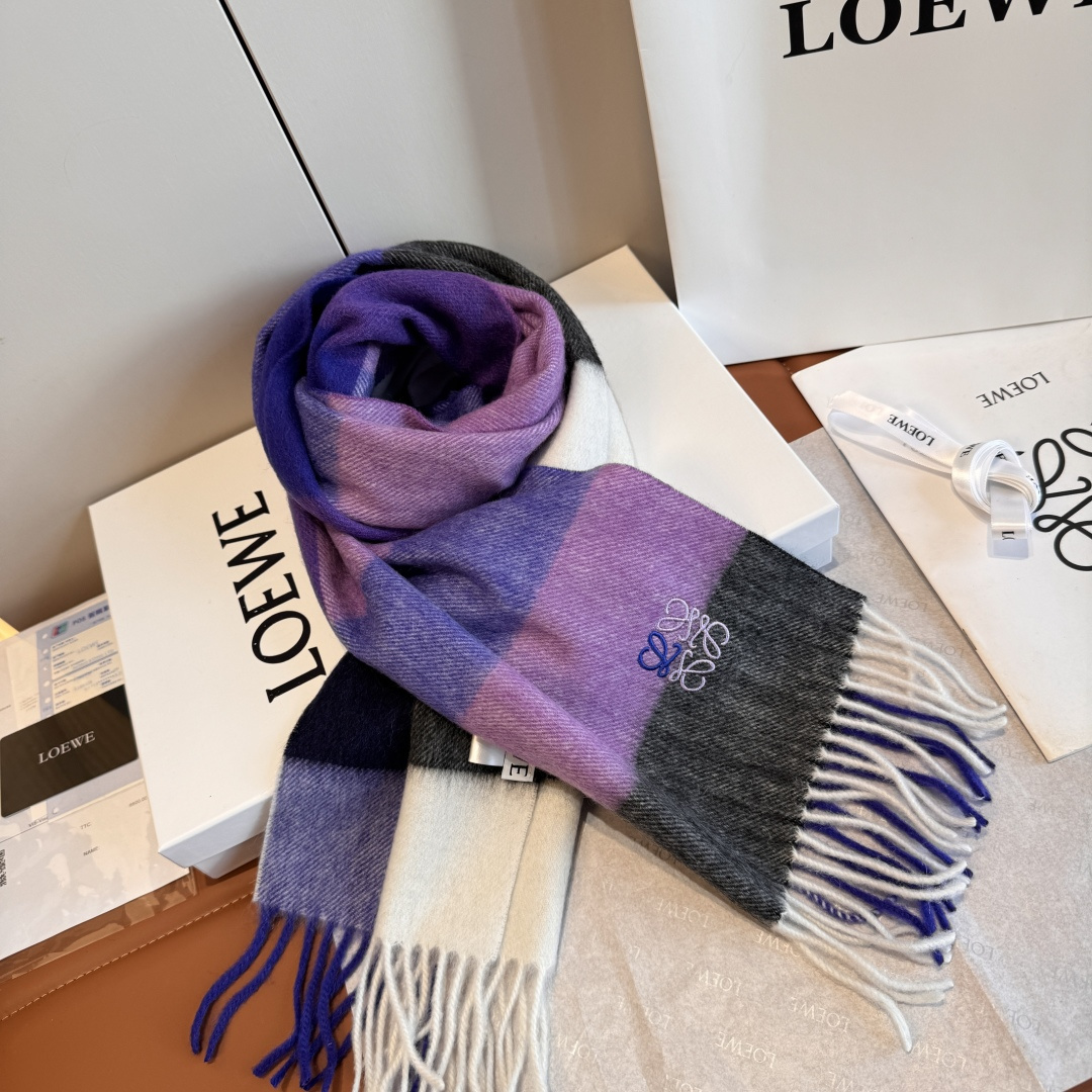 Loewe 上新 Loewe · 罗意威 难得一见的温柔配色 低调又不失优雅 重点推荐 双面配色