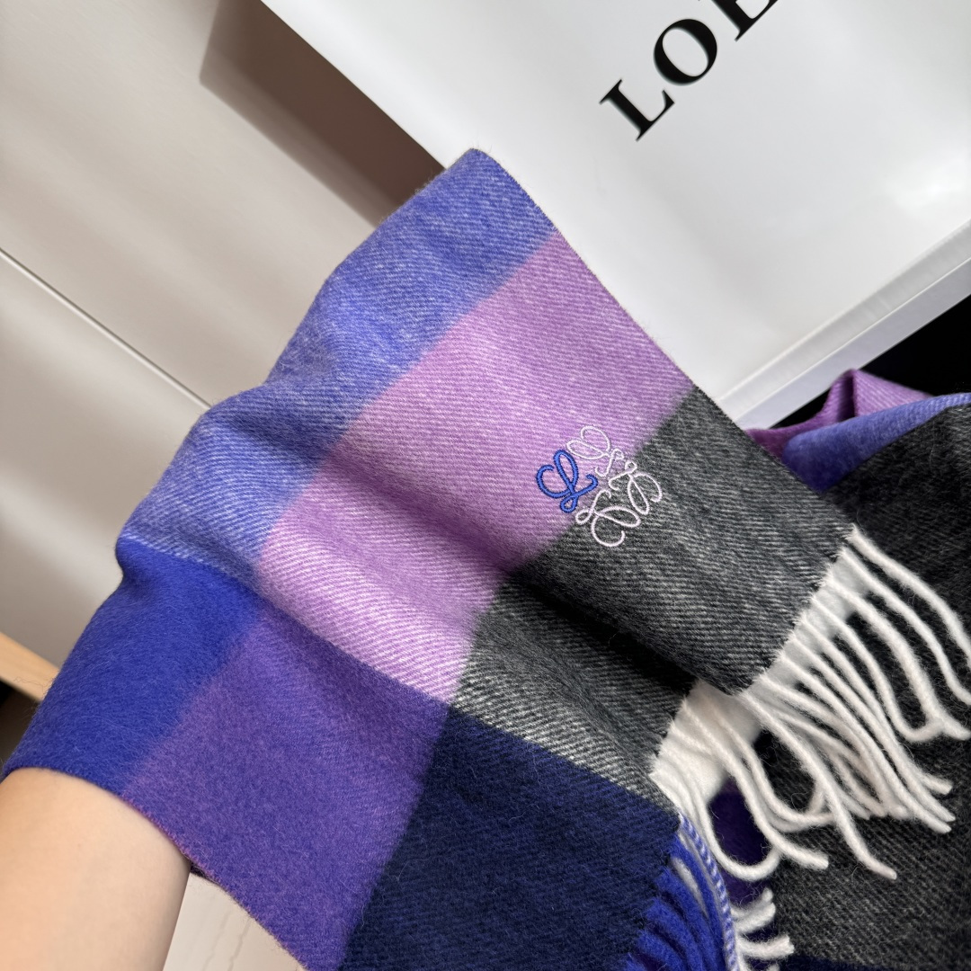Loewe 上新 Loewe · 罗意威 难得一见的温柔配色 低调又不失优雅 重点推荐 双面配色