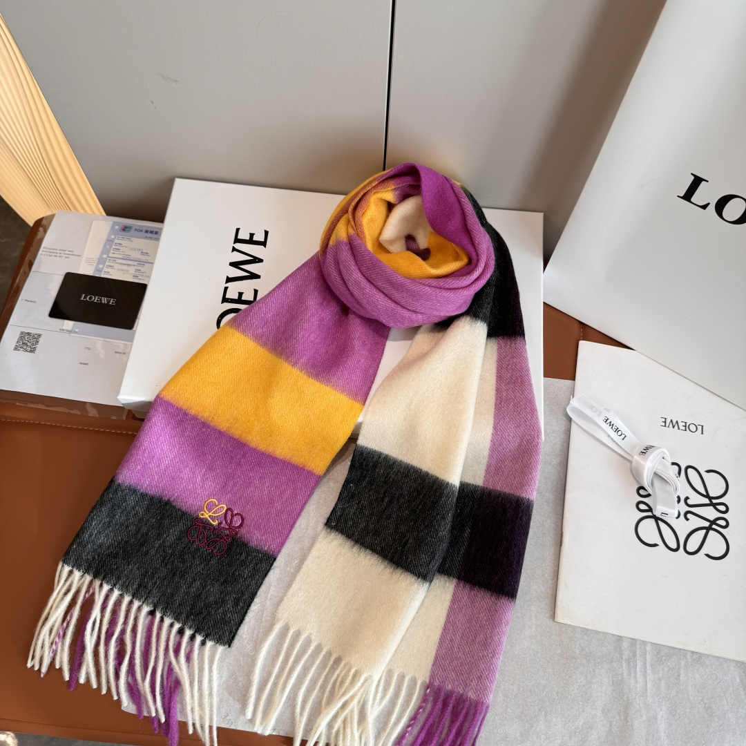 Loewe 上新 Loewe · 罗意威 难得一见的温柔配色 低调又不失优雅 重点推荐 双面配色